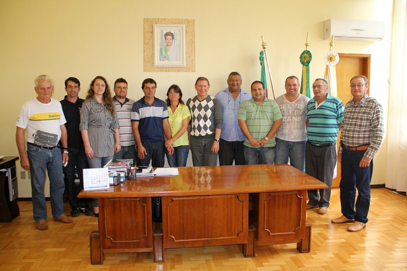 PREFEITO RECEBE COMUNIDADE DE CARAVÁGIO